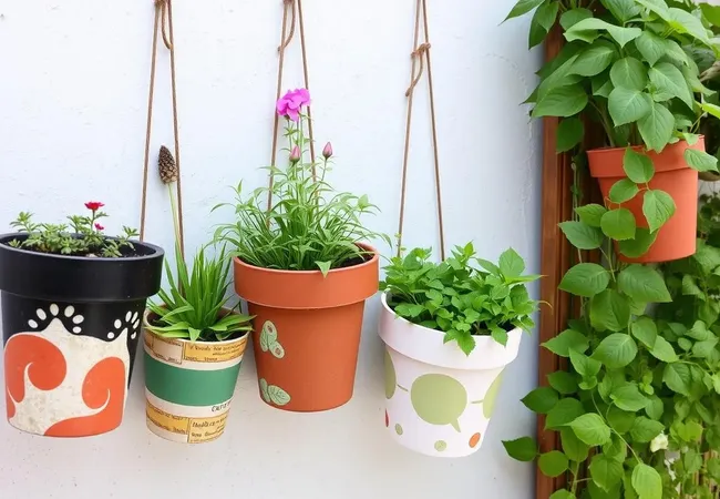 Jardinería vertical con macetas recicladas Jardinería vertical con macetas recicladas